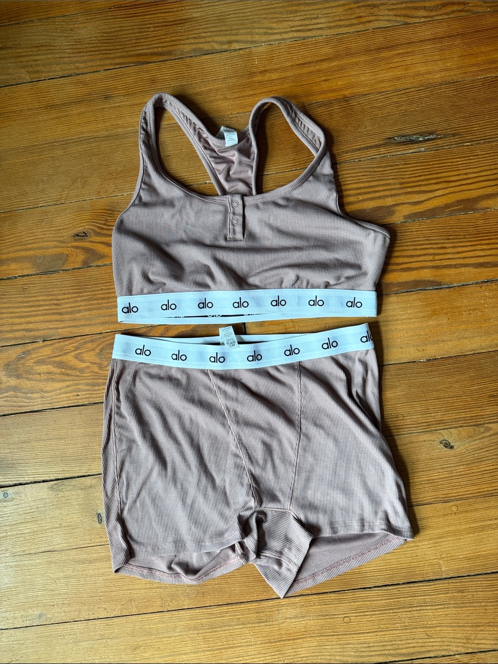 ALO Yoga mauve ribbed sports bra and shorts set with white logo band